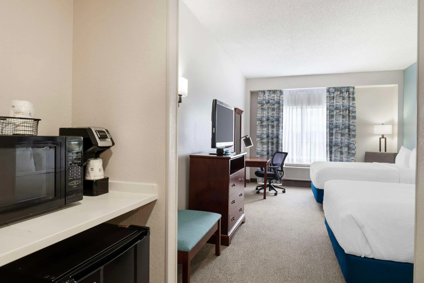 Best Western Plus Crossroads Inn & Suites