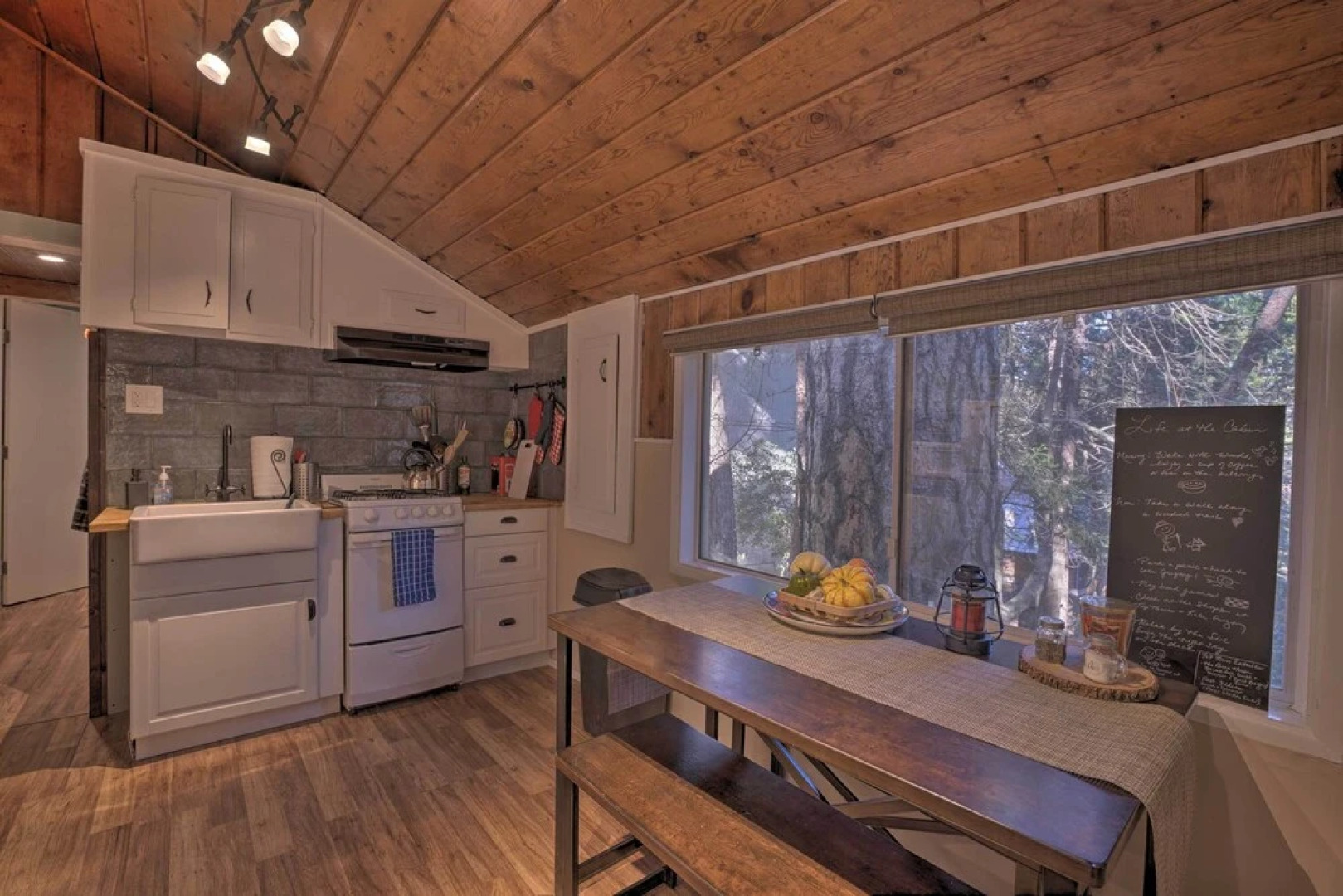 Cozy, Pet-friendly Mtn Cabin: 1 Mi to Lake Gregory