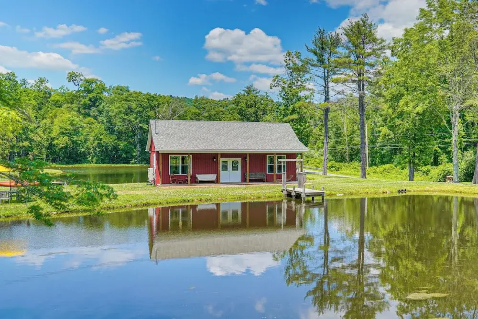 Close to Slopes: Lakeside Cottage in Pocono Mtns