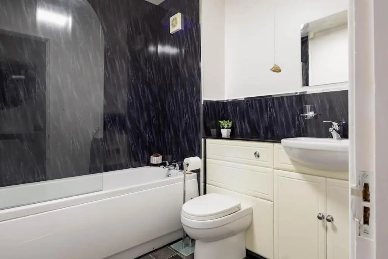 Stylish apartment with balcony, minutes from beach