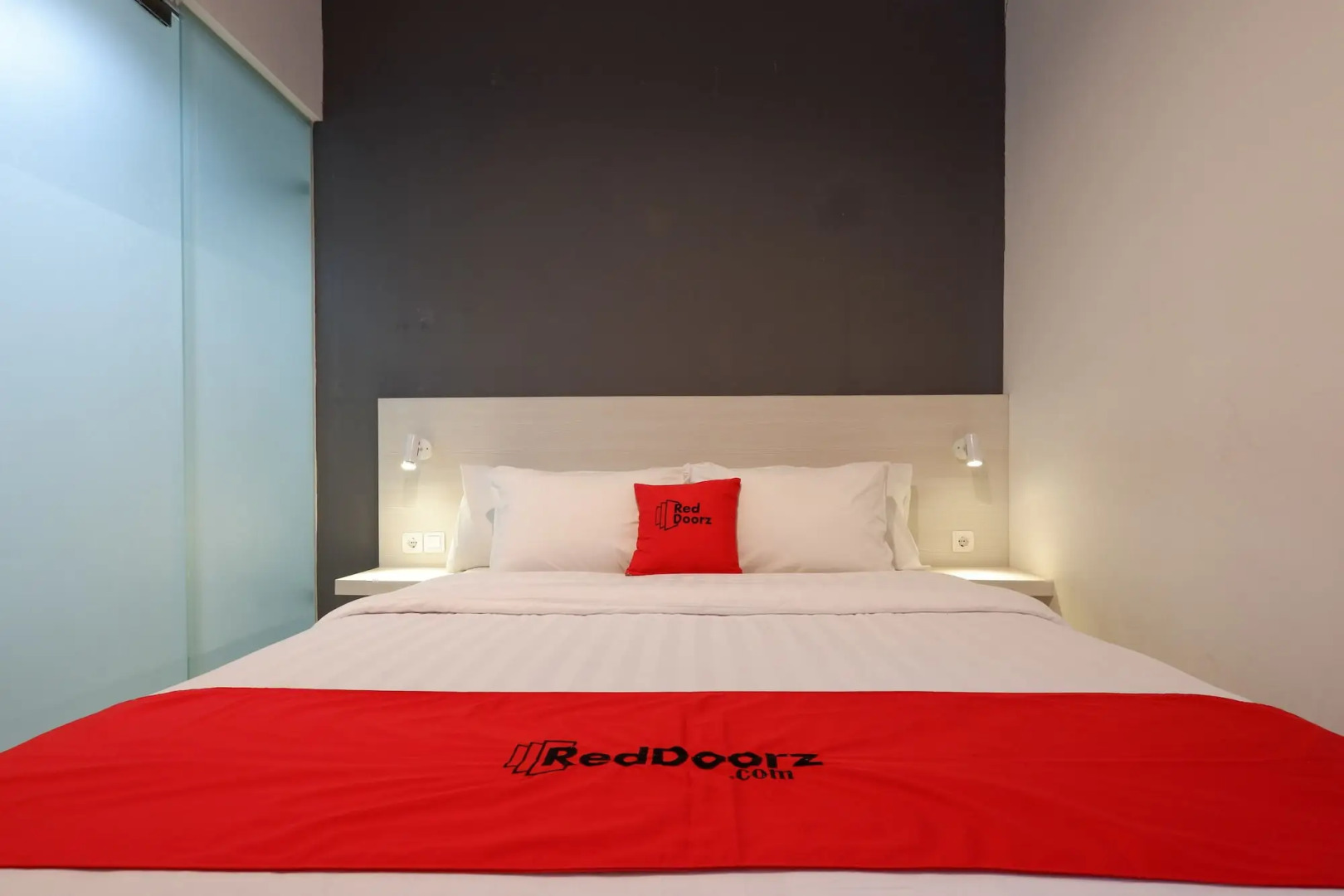 RedDoorz Plus near Ciputra Mall Simpang Lima