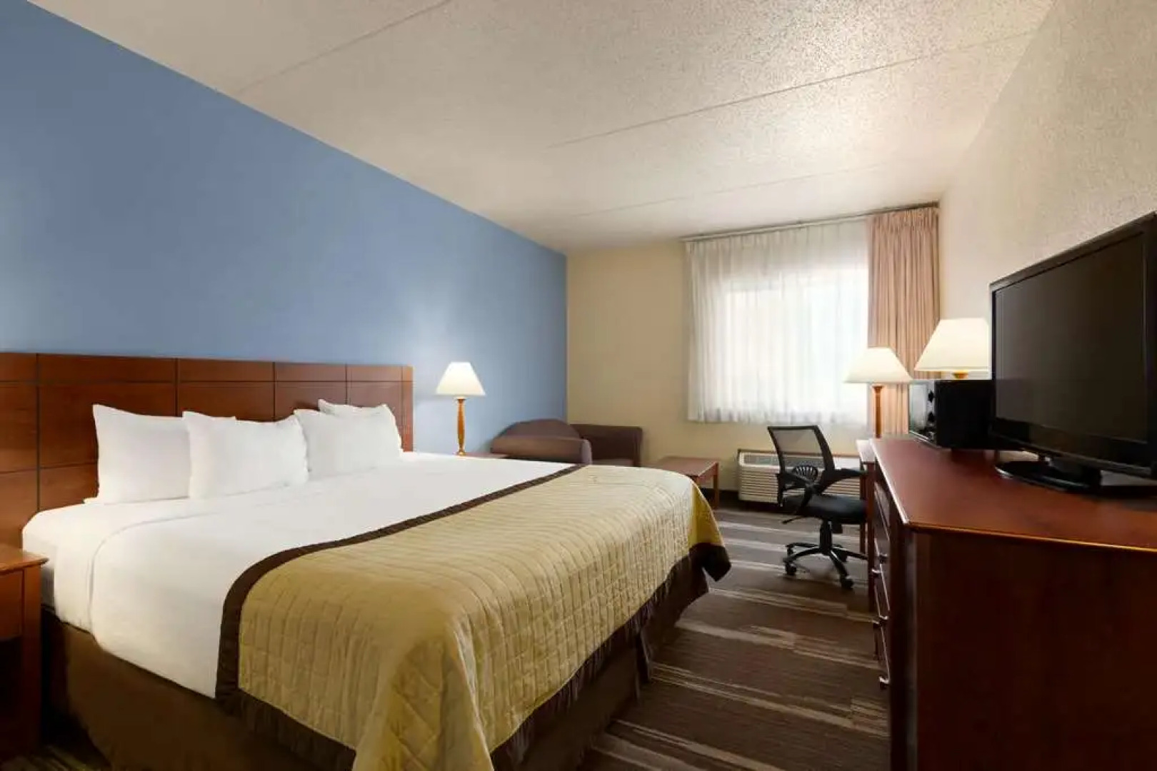 Baymont Inn & Suites Fargo