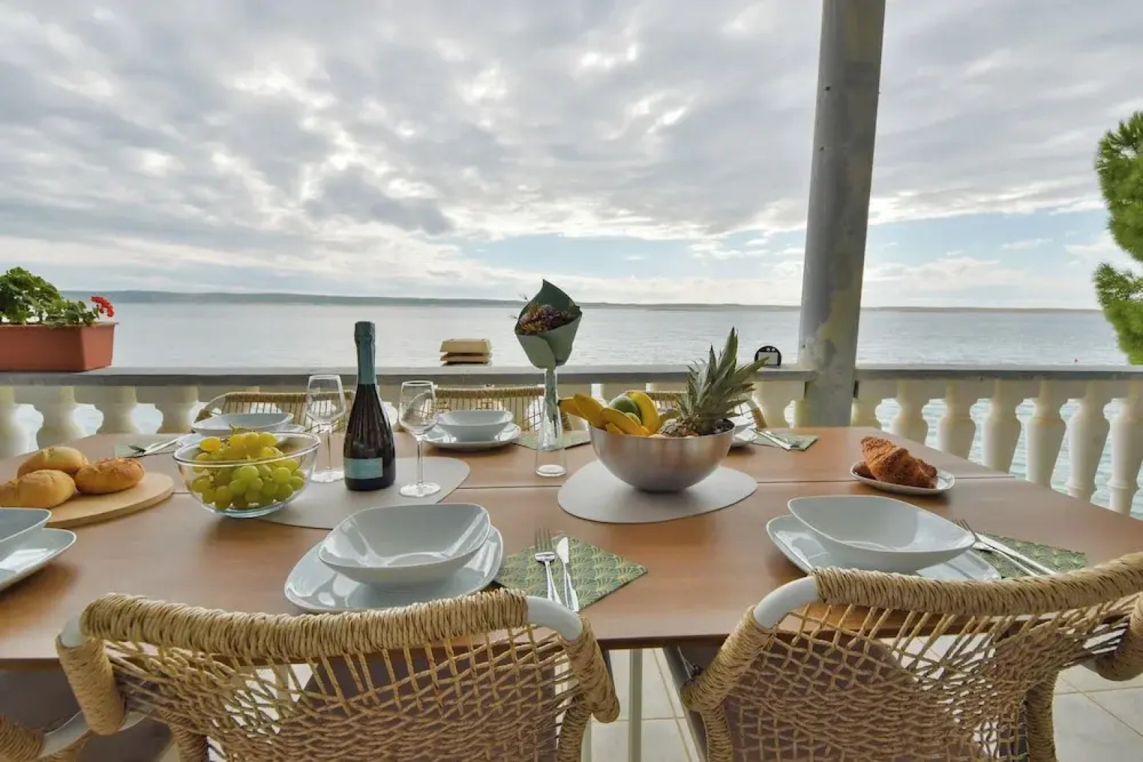 Holiday Home Seafront Escape