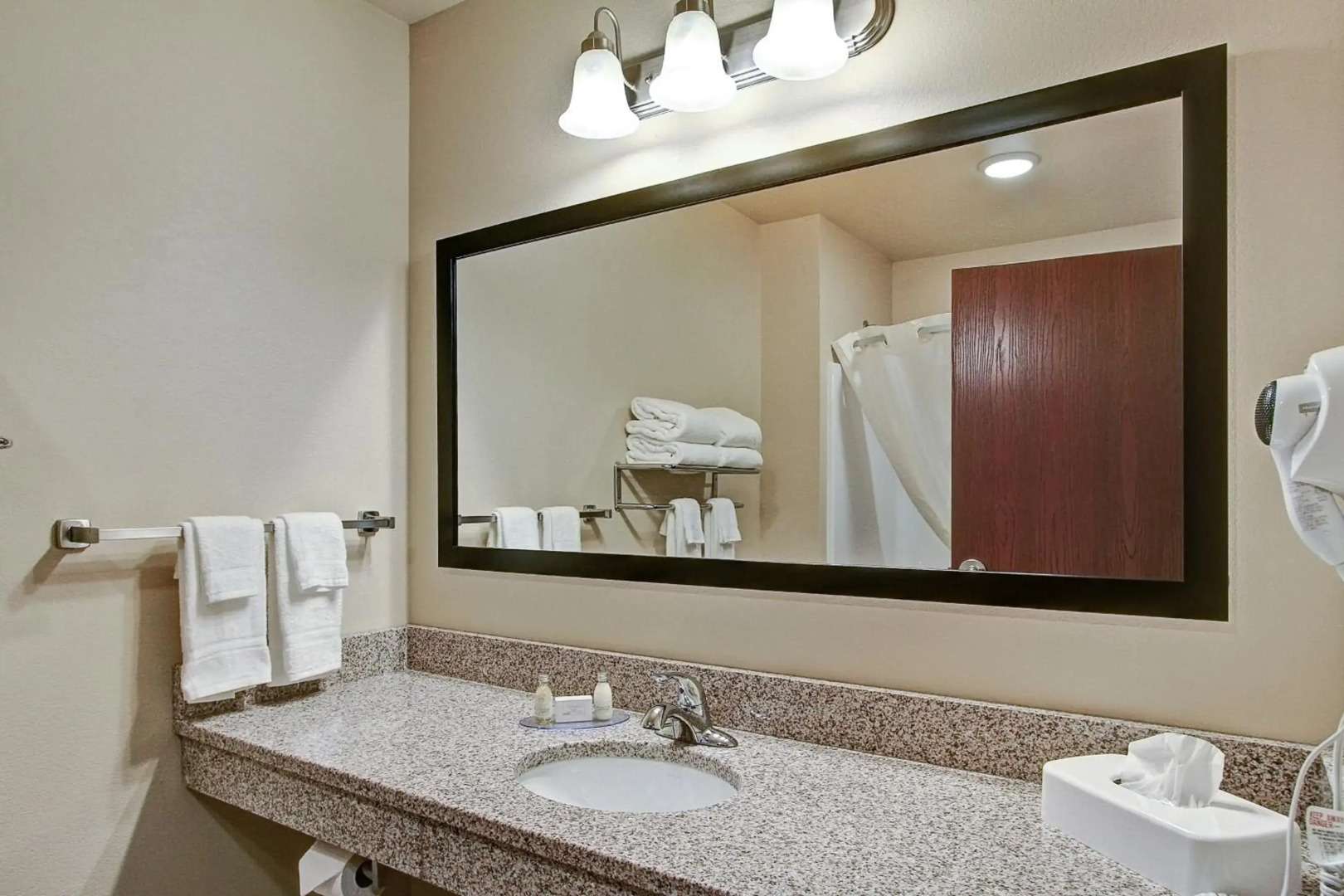 Cobblestone Hotel & Suites – Pulaski/Green Bay