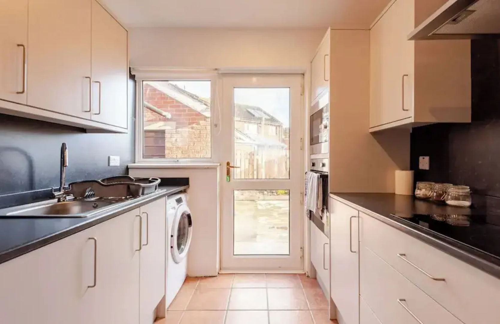 4 bed House - Private Garden - Free Parking