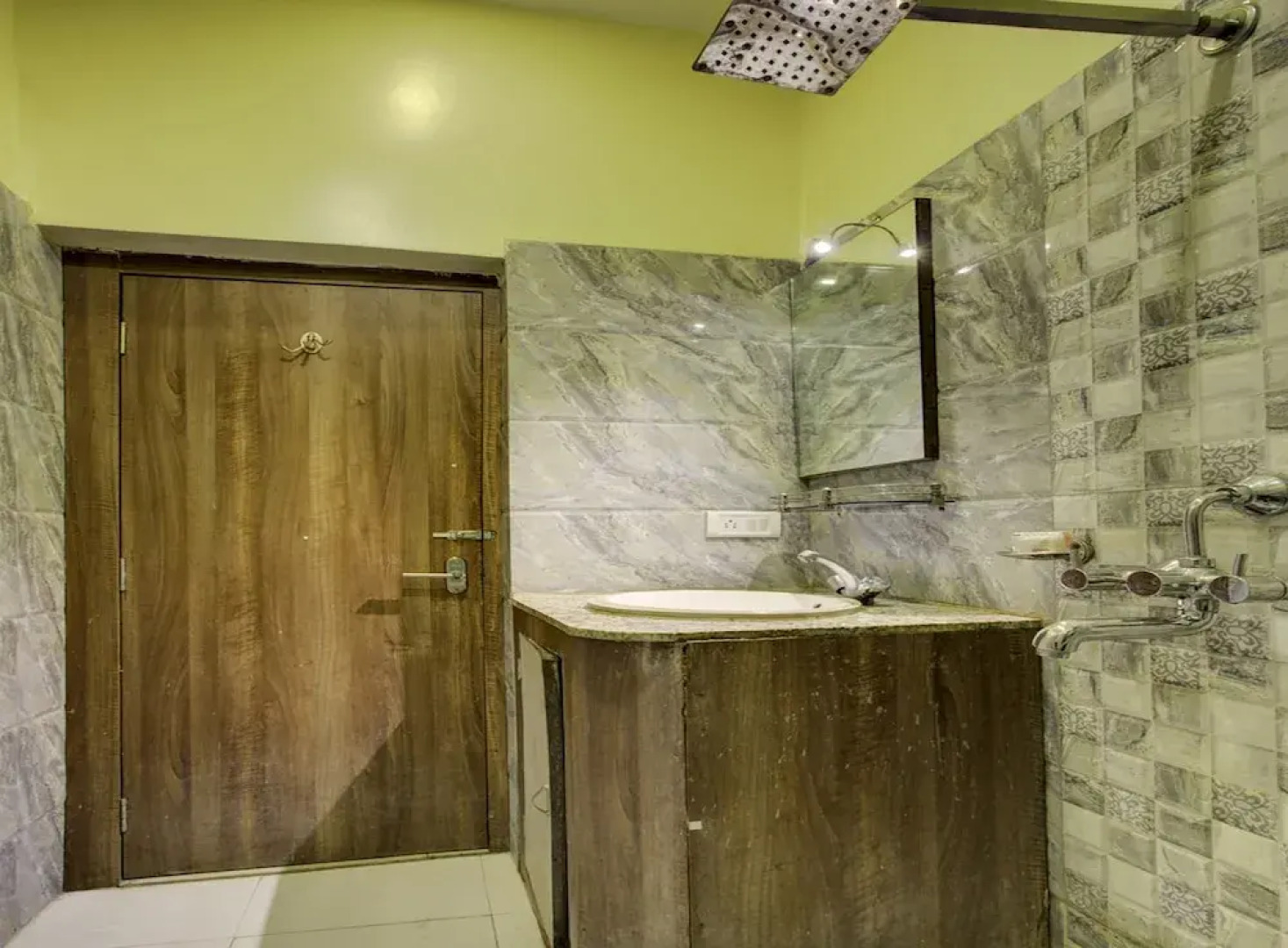 OYO 22530 Savoy Hotel