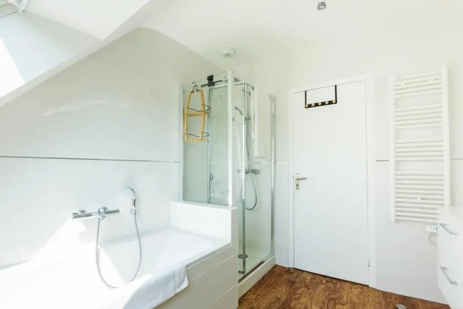 Charmante maison spacieuse et lumineuse, au calme avec un petit jardin