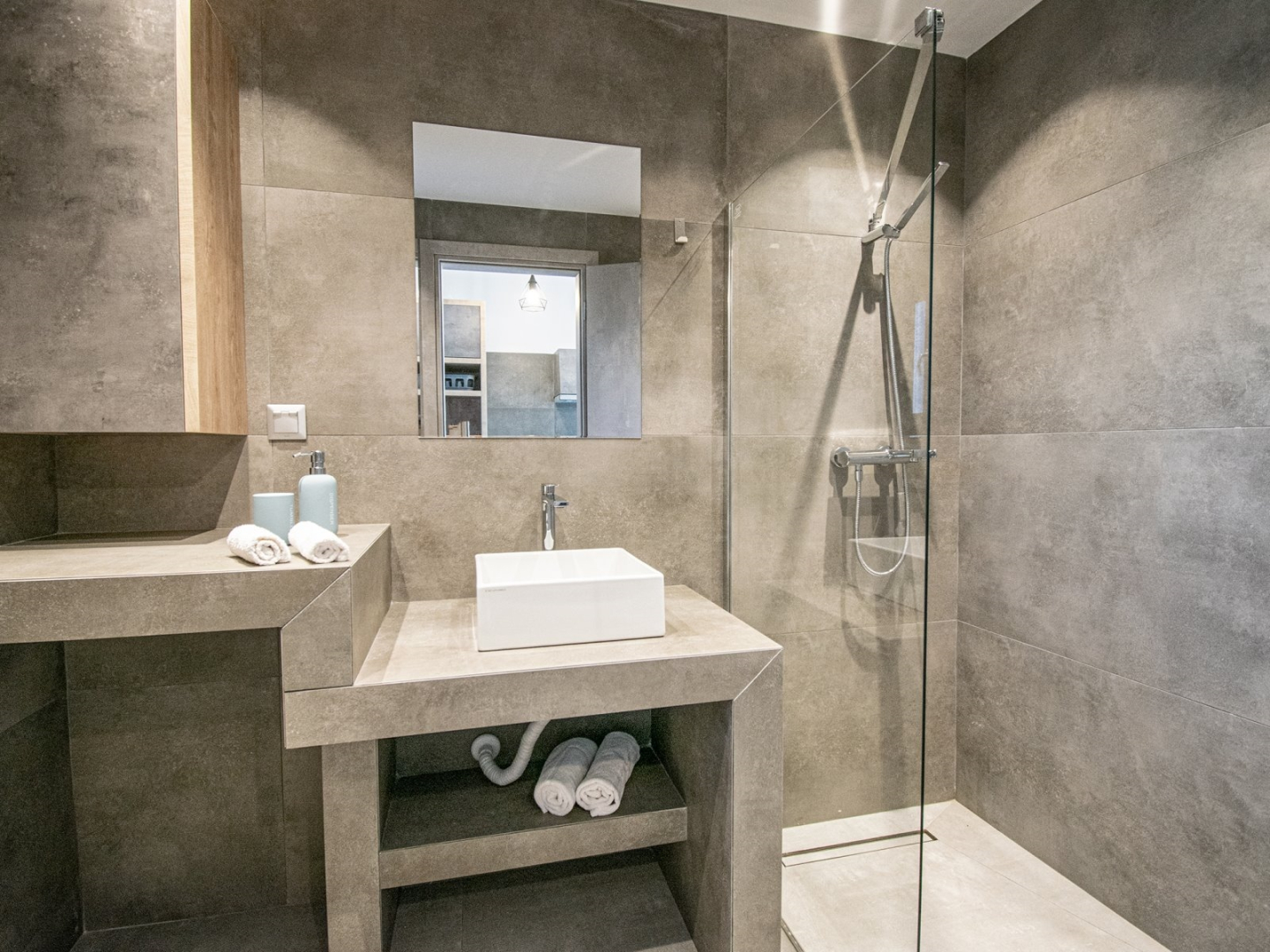 TheaSea Luxury Suites- Studio Suite 1