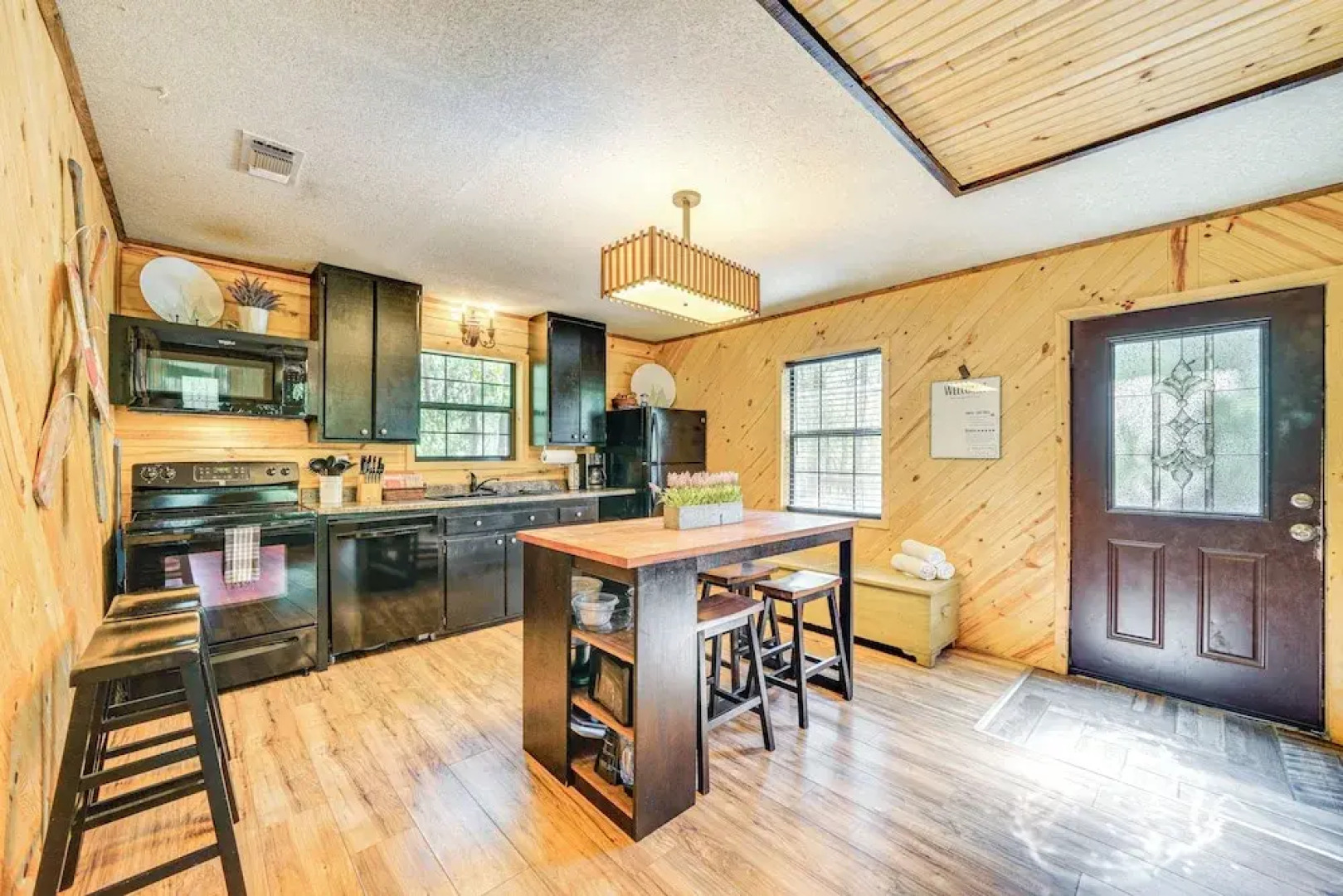 Broken Bow Cabin w/ Hot Tub + Game Room!