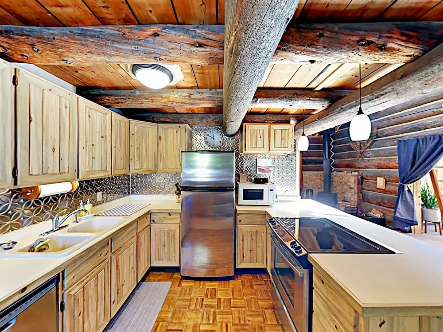 Secluded Mountain-view Log , Near Snow Trails 2 Bedroom Home