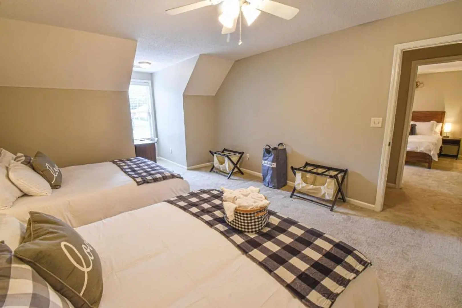 The Crimson Retreat Only 5 Miles to the Stadium BBQ Coffee Games