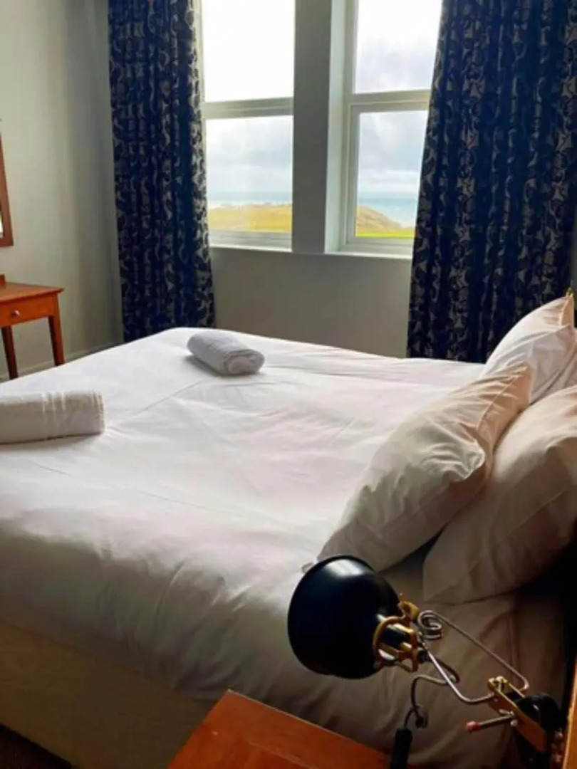 Admiralty Hotel & Restaurant