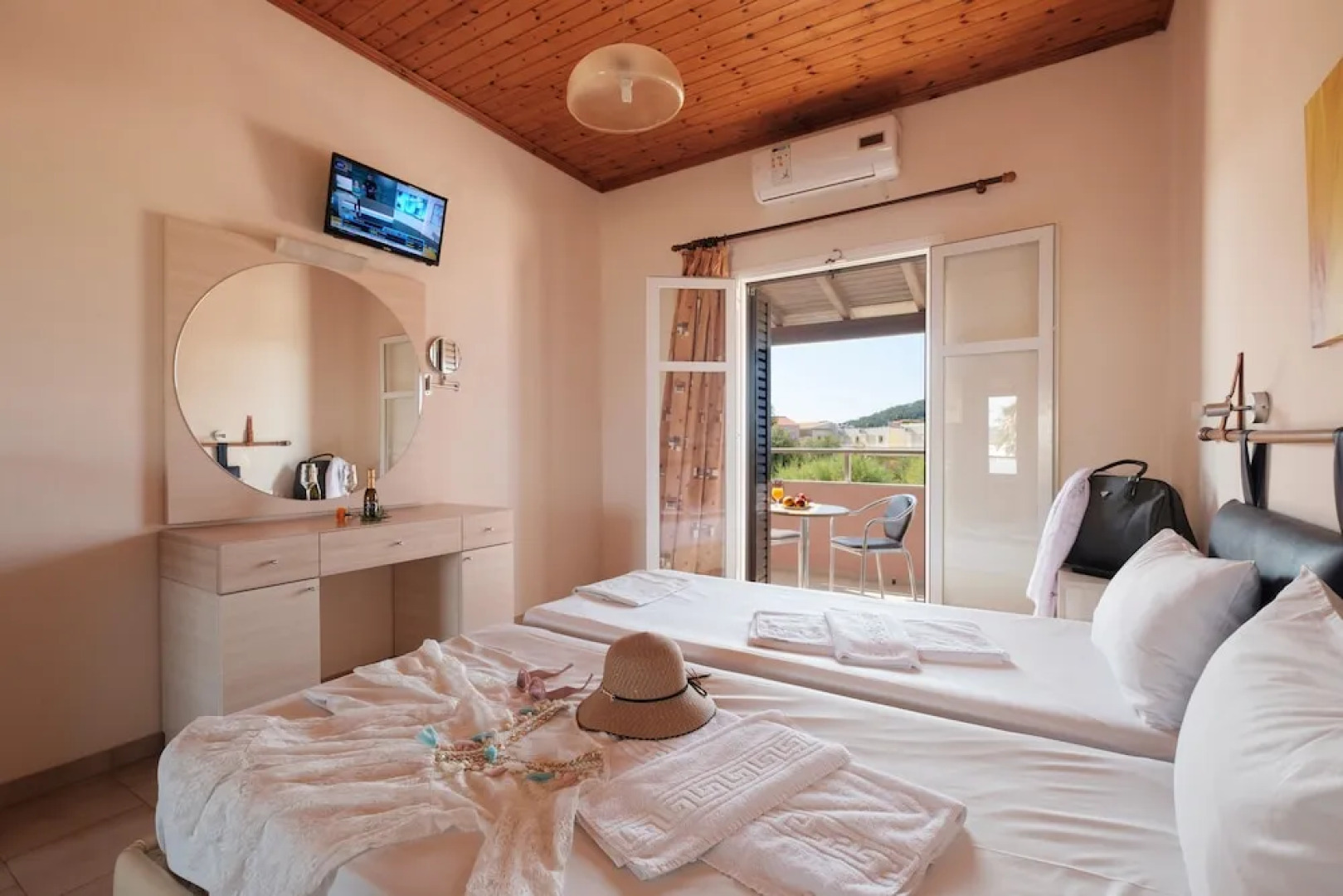 Canal d'Amour Makris Apartments