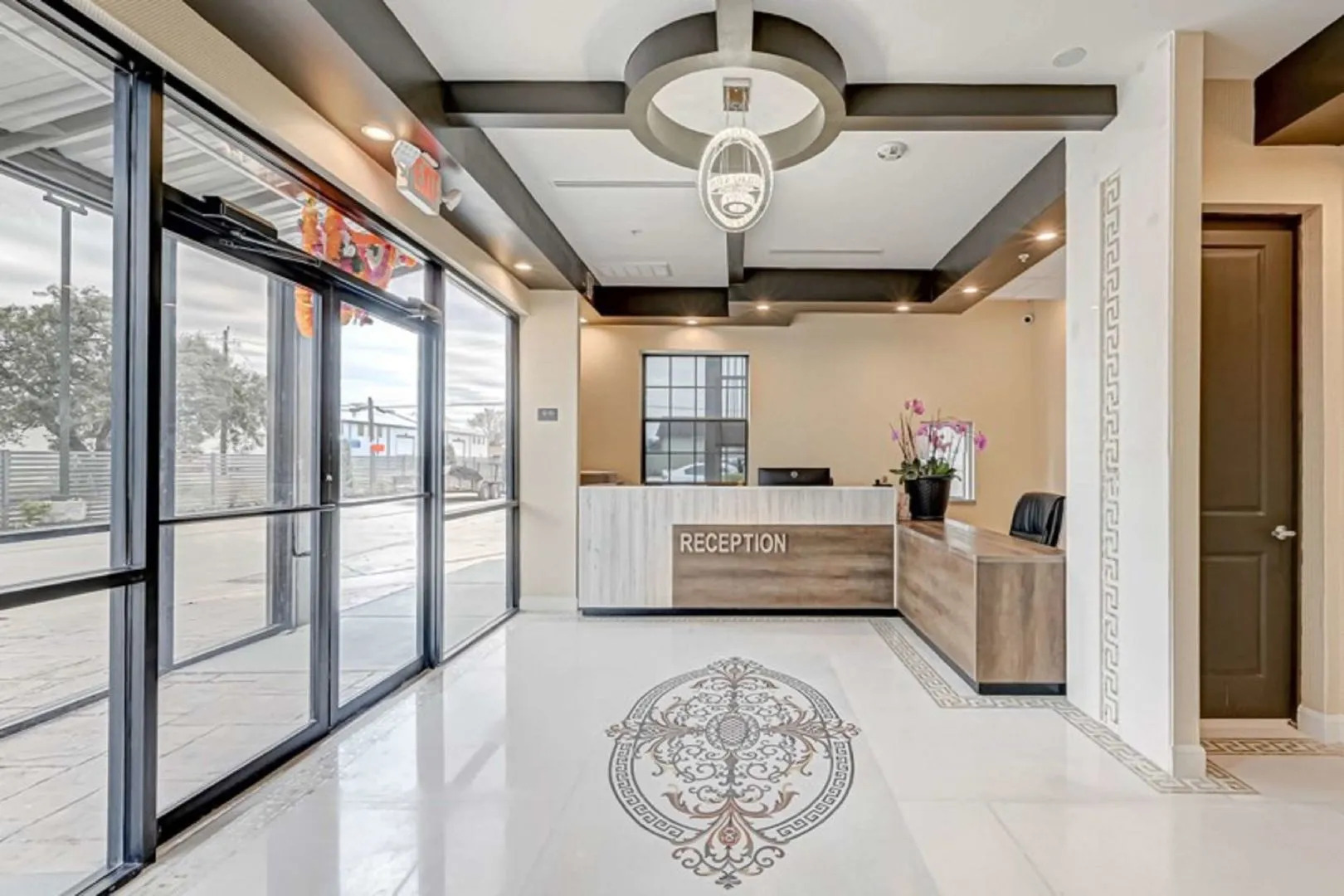 Comfeeni Inn and Suites