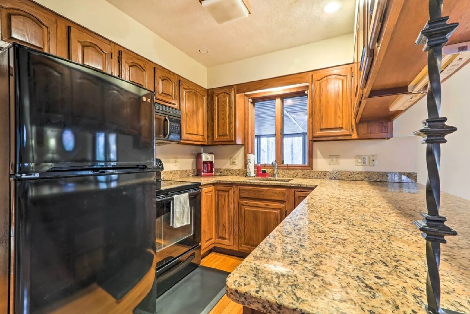 Lake Harmony Home w/ Deck - 3 Mi to Ski Slopes!