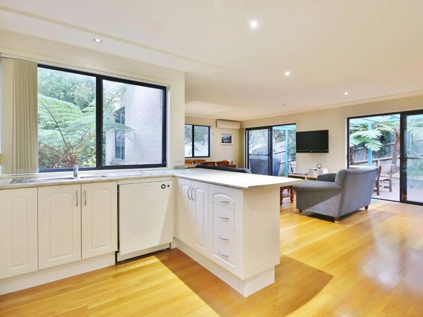 Sand Water at Hyams Beach 4pm Check Out Sundays