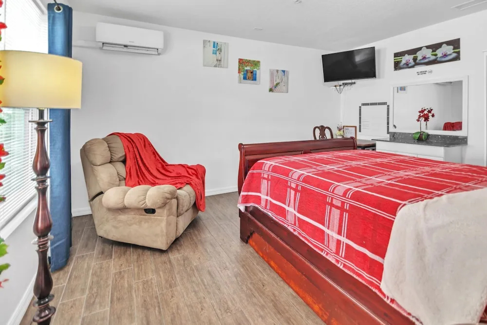 Tampa Tranquility - Chic Retreat 1 Bedroom Condo by Redawning