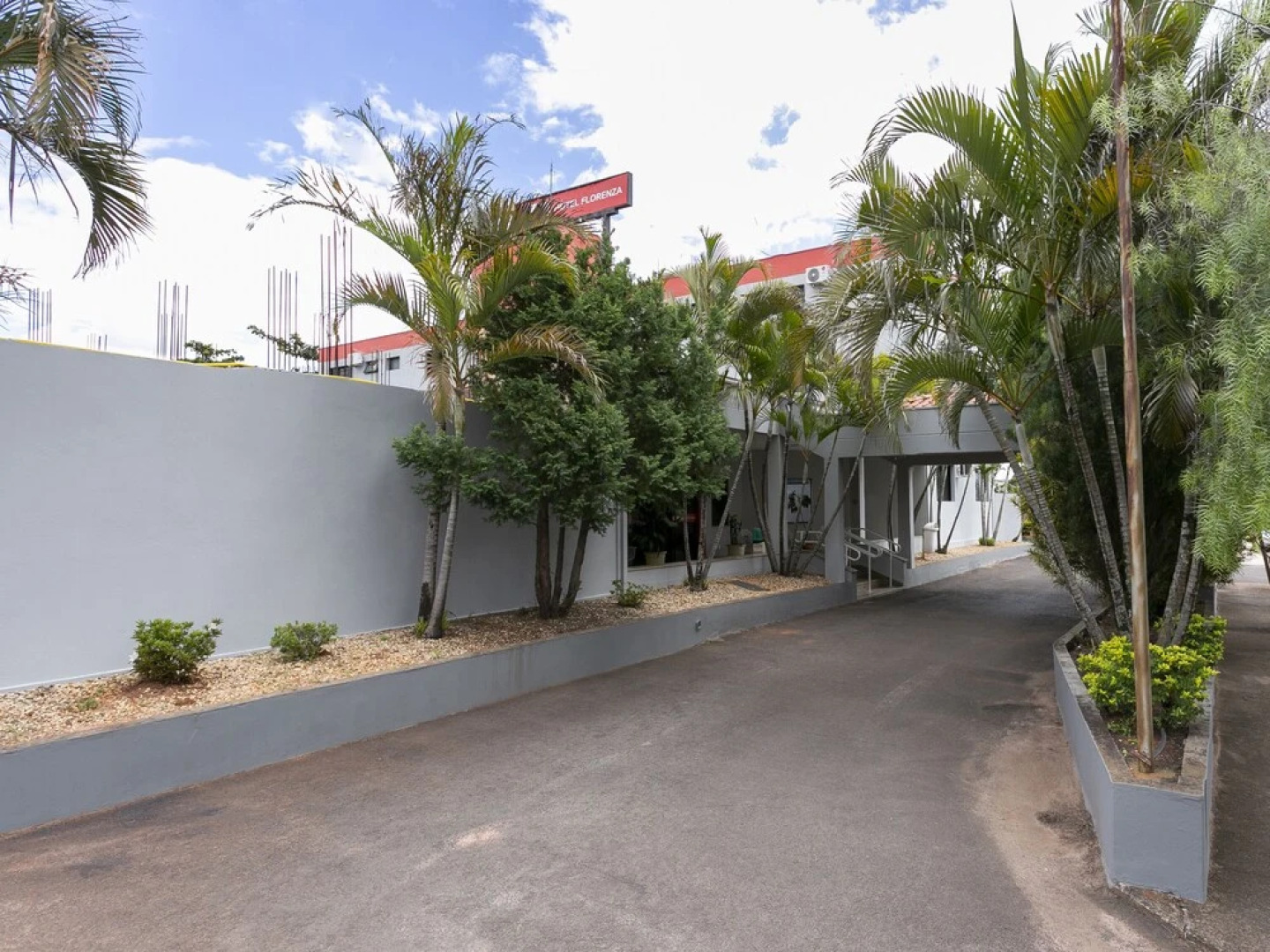 OYO Florenza Palace Hotel