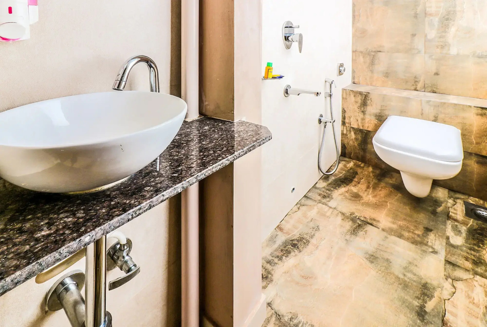 FabHotel Aksa International