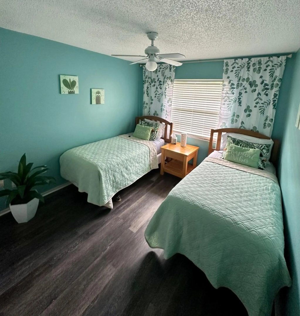 3 bedrooms house with private, heated pool 8 miles to Siesta Key Beach,