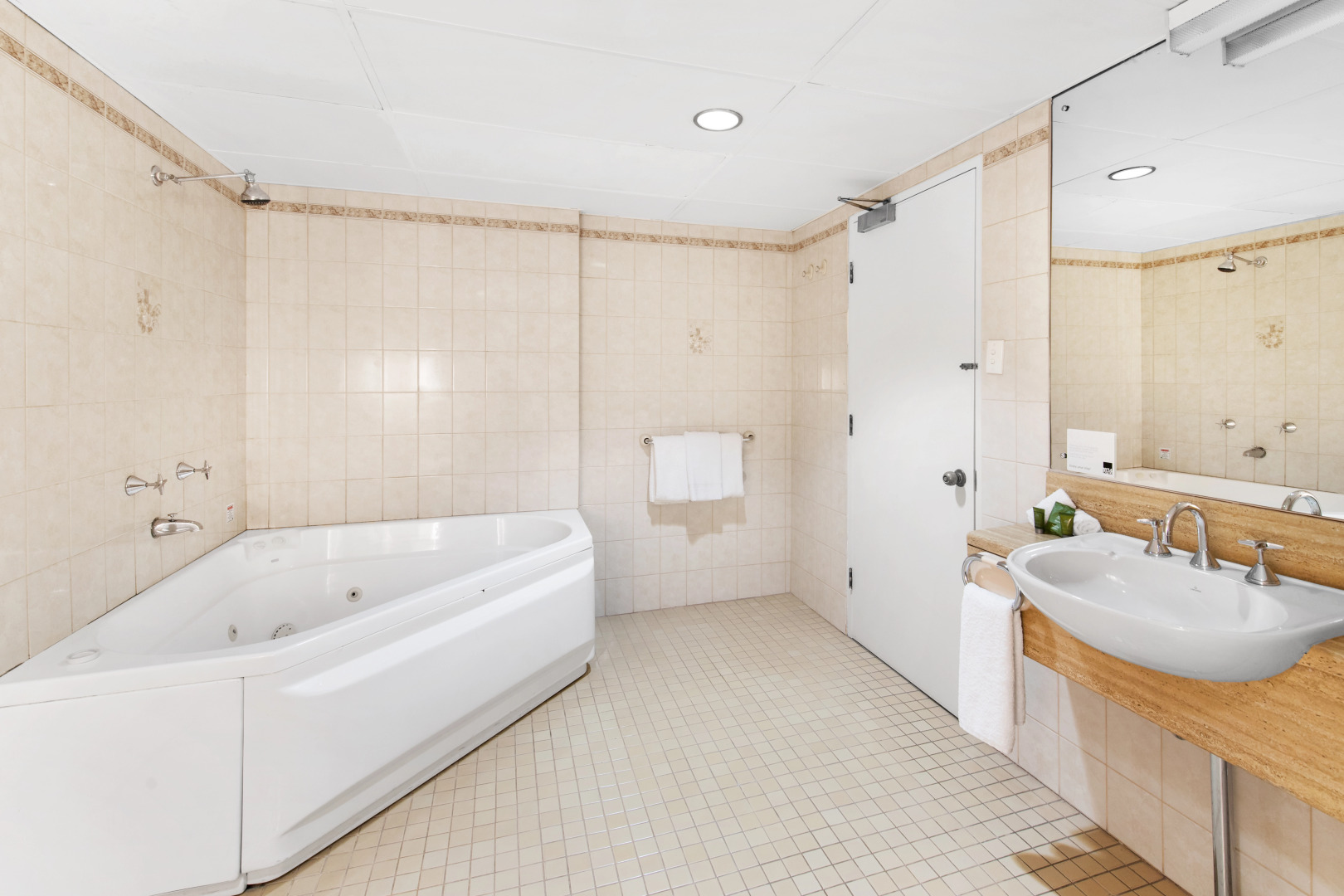 Comfort Hotel Adelaide Meridien