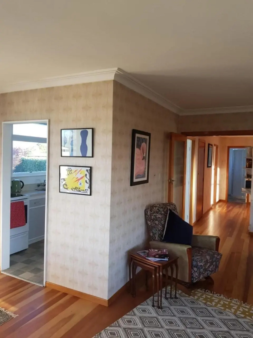 Super Central Cosy Greytown House with Garage