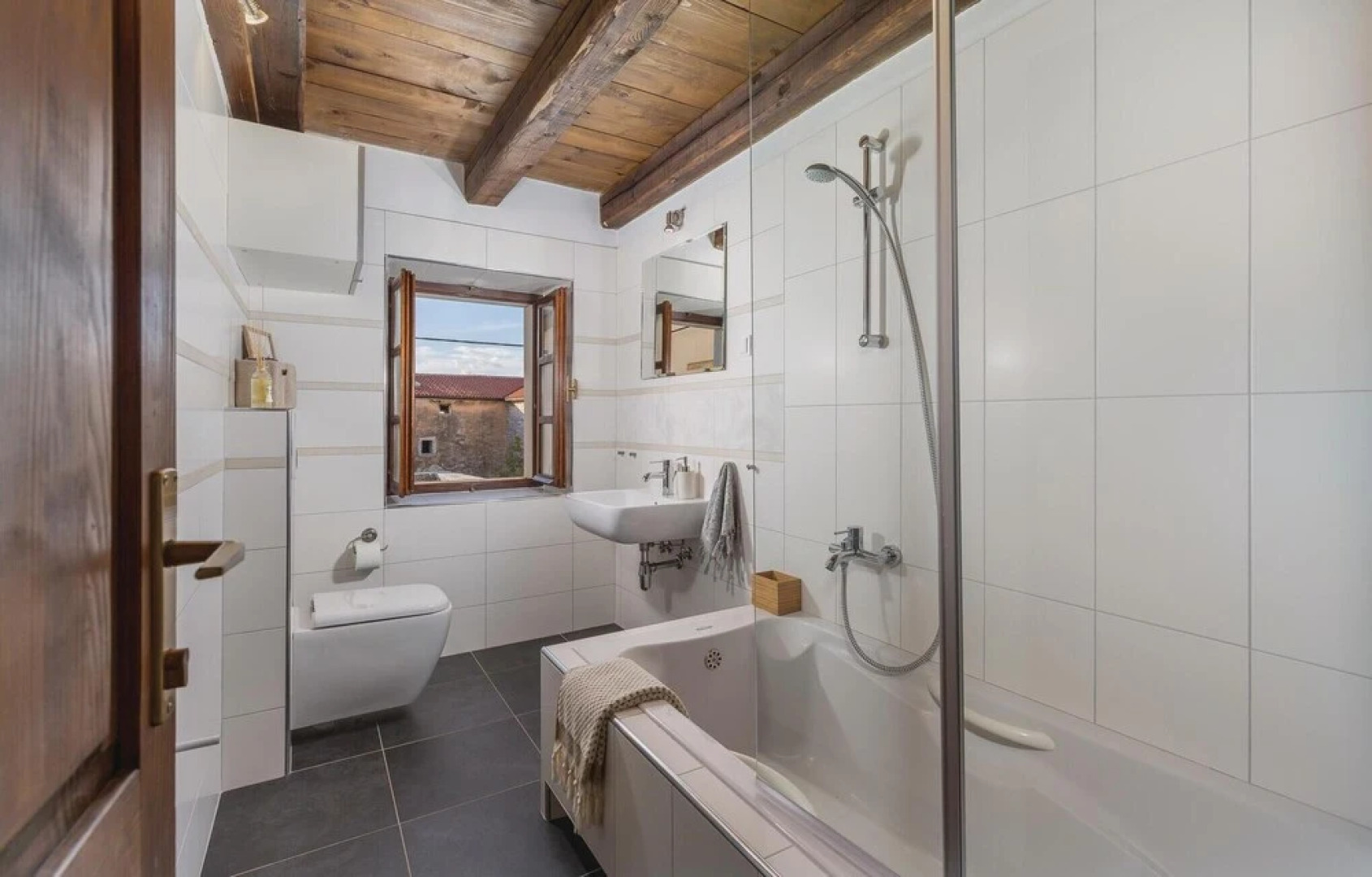 Beautiful Home in Kanfanar With Jacuzzi, Wifi and 7 Bedrooms