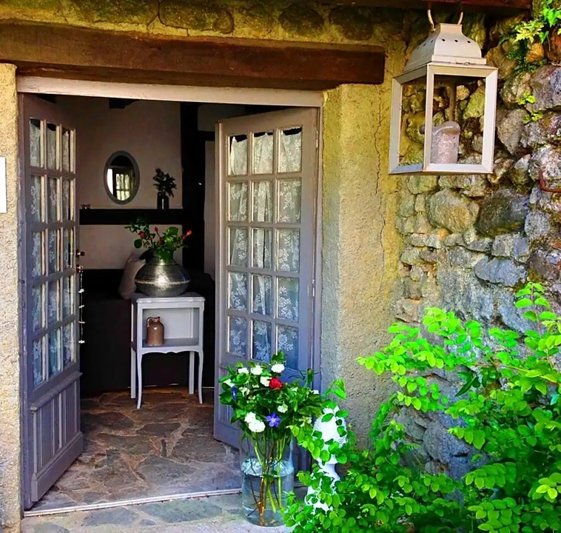Domaine Charente - B&B / Familyroom Le Jardin (with external toilet & shower house)