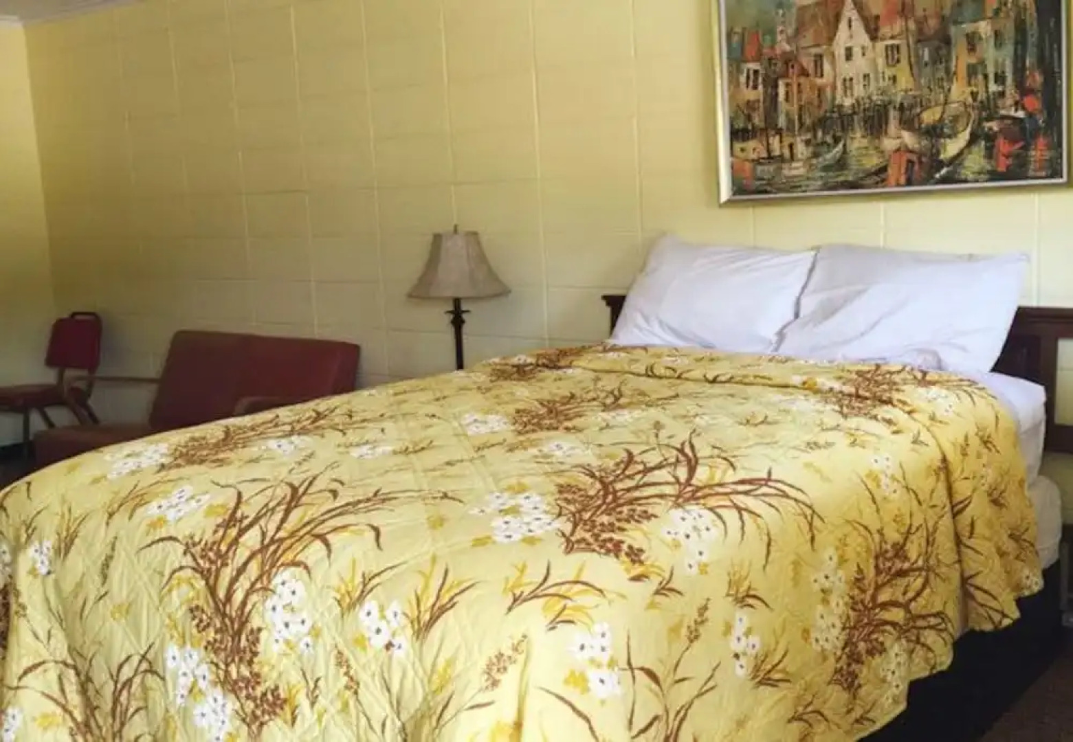 Driftwood Inn and Lodge by the lake