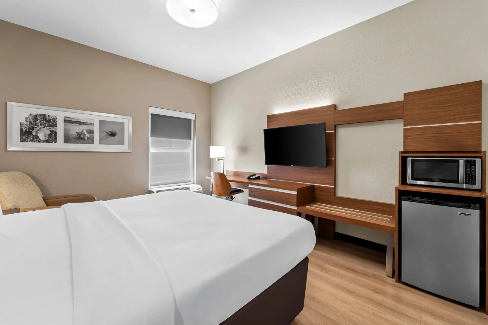 Days Inn & Suites by Wyndham Fort Myers Near JetBlue Park