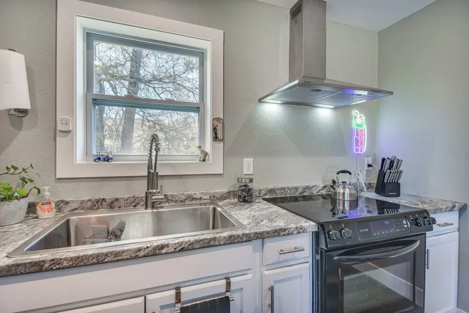 Kitty Hawk Apartment w/ Hot Tub - 1 Mi to Beach!