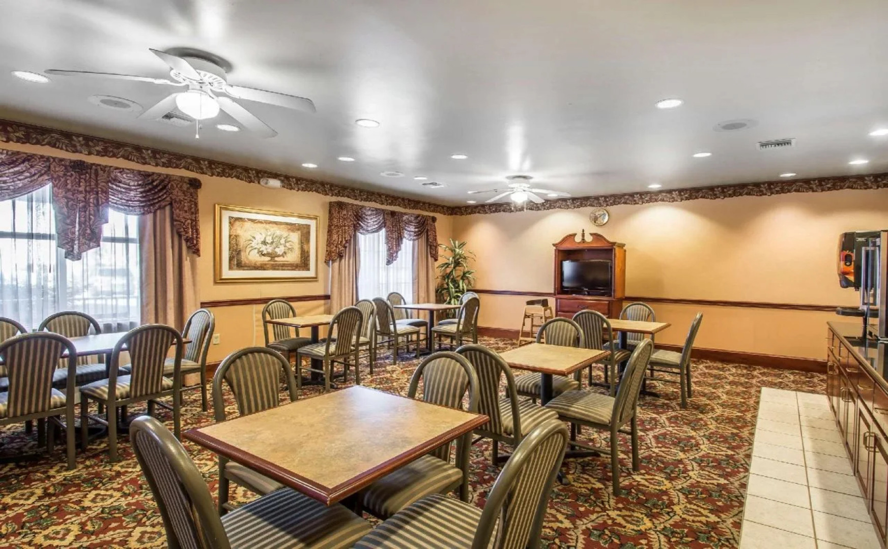 Econo Lodge Inn and Suites