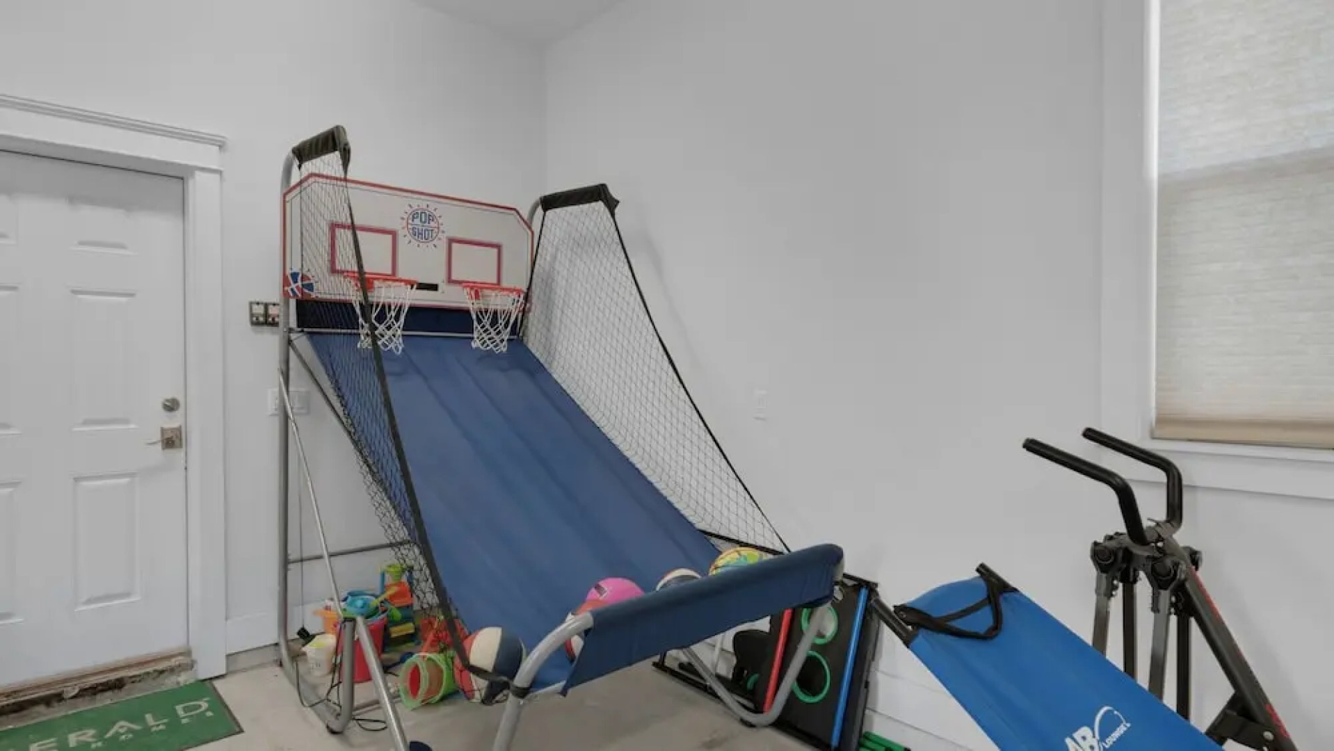 Modern Prominence Home ~ Game Room, 4 Bikes, Sleeps 13, Pet Friendly!