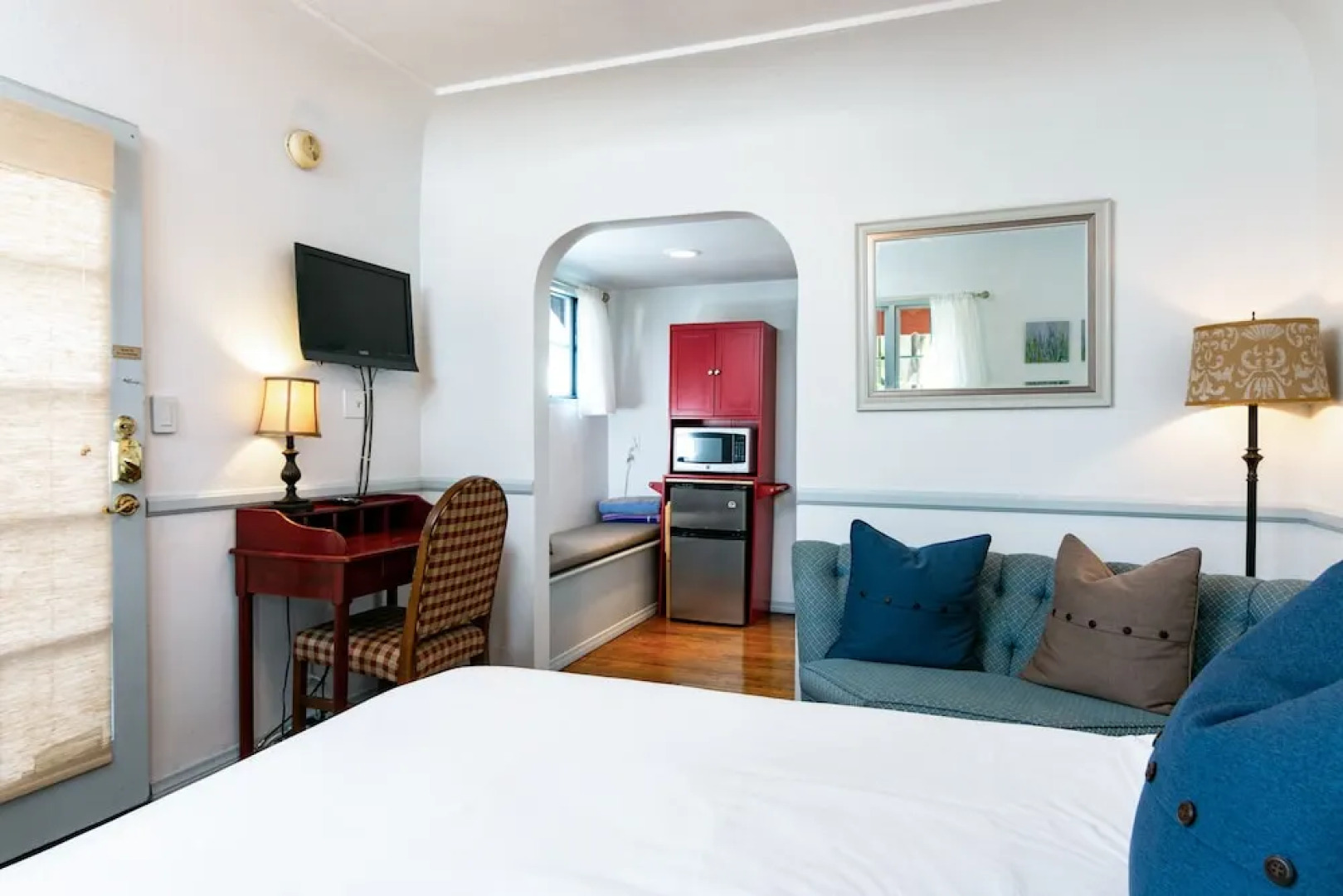 Sunny Hotel Room Corner Unit 1 Bedroom 1 Bathroom Hotel Room