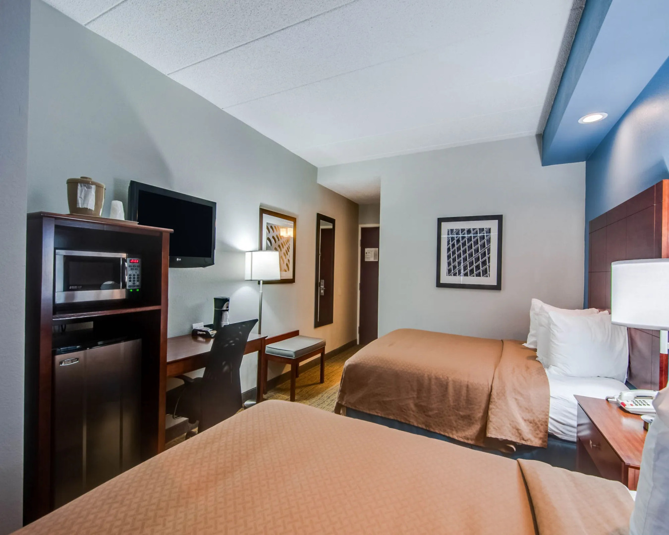 Clarion Pointe Staunton East