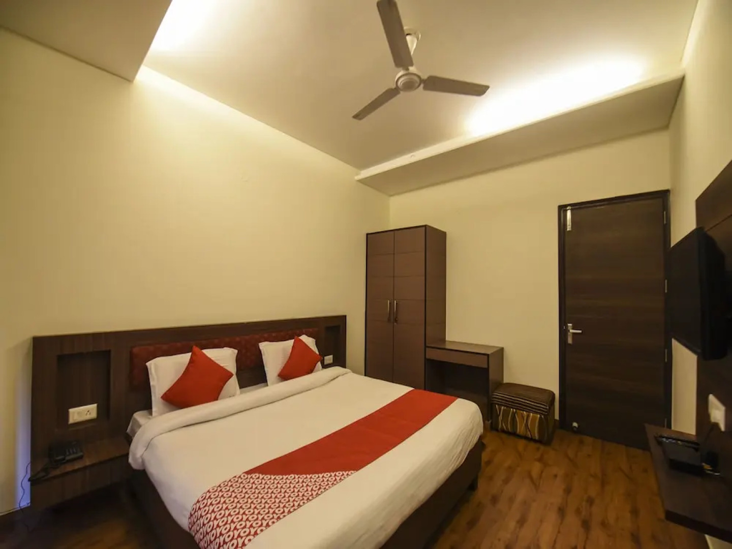 OYO 15946 Hotel Barog Villa