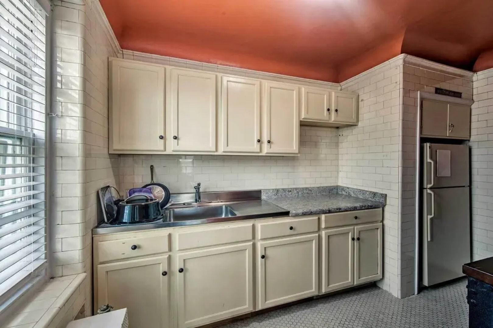 Walk to Shops, Dining & City Park: Reading Apt