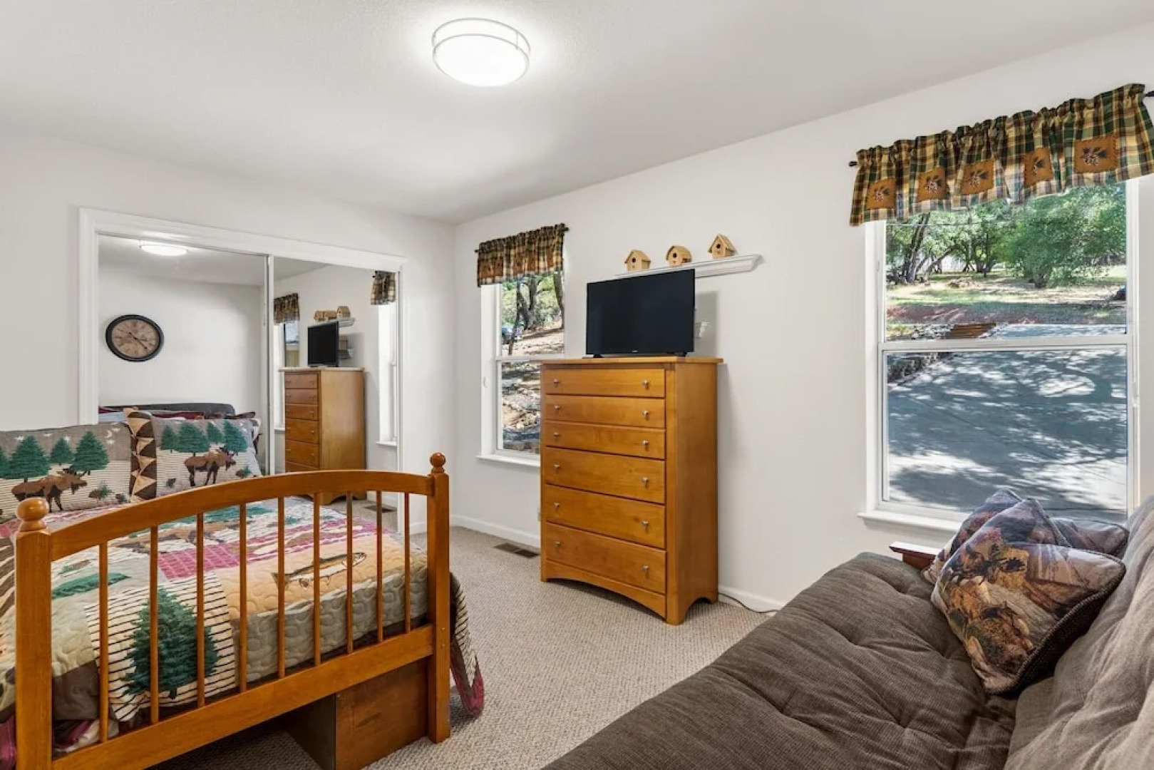 The Gathering Place - 2-Level Home with Game Room by Yosemite Region Resorts