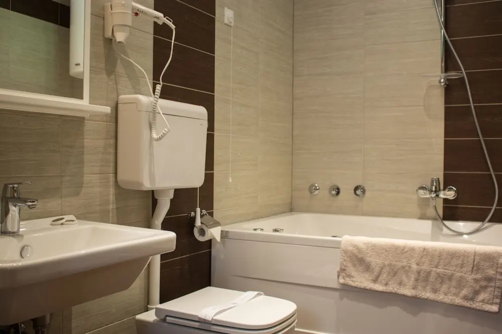 Etno Naselje Vrdnička Kula