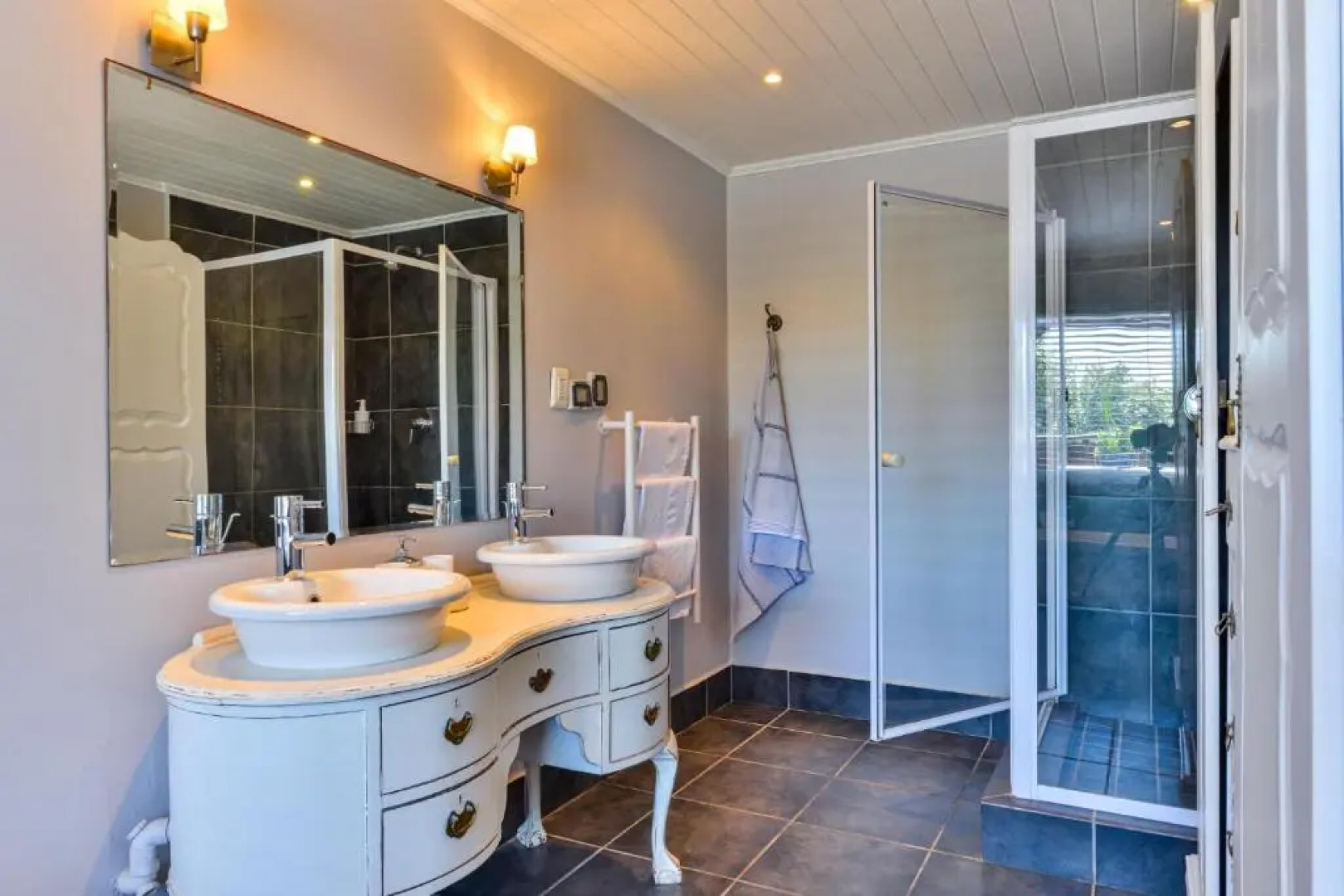 Singing Kettle Beach Lodge