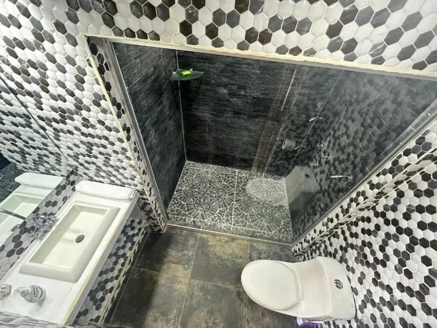 Emerald Luxe Suites
