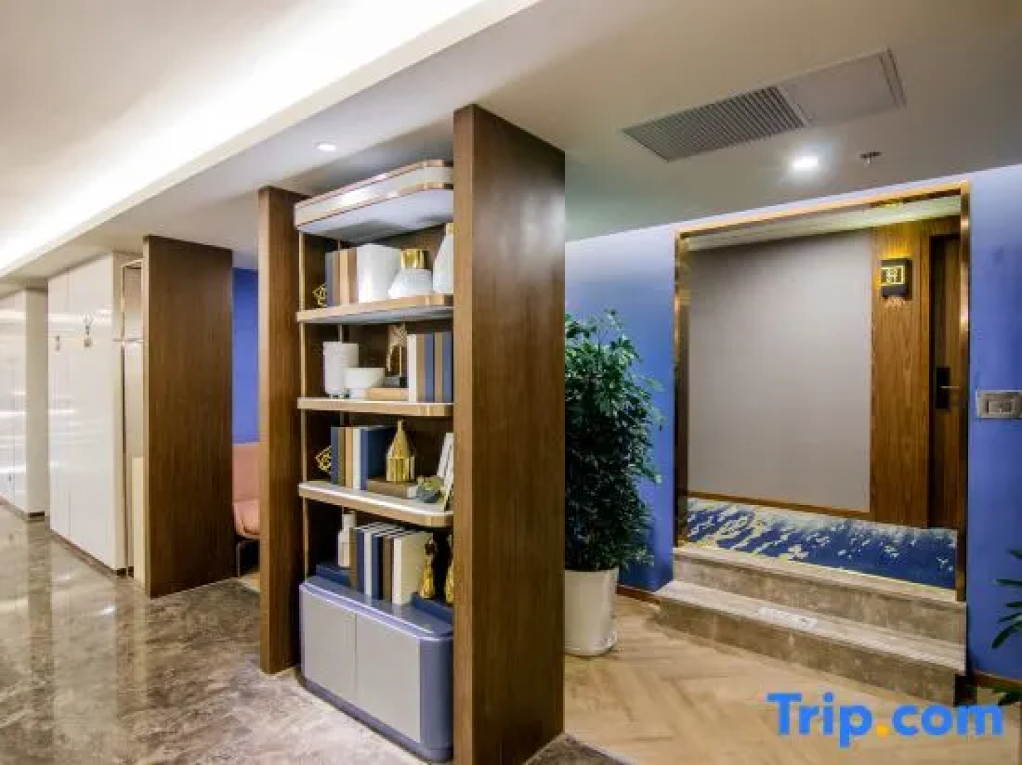 Heyi Zhishang Hotel (Shanghai Lujiazui Shangcheng Road Subway Station)