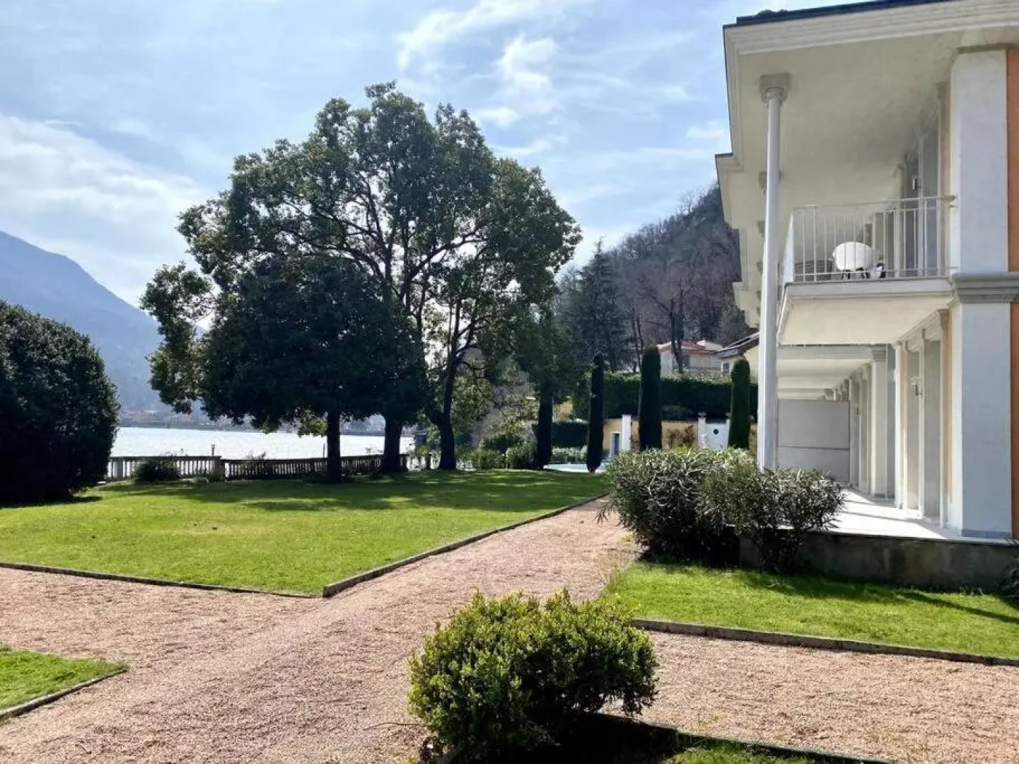 [Charming place with pool, lake and terrace] 135