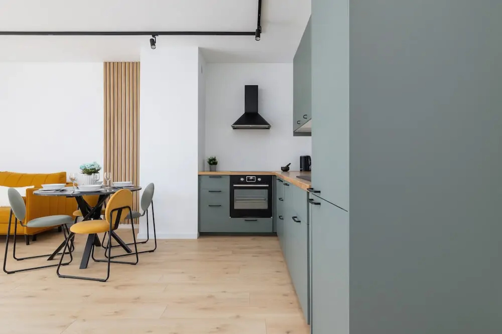 Stylish Apartment Bażantów by Renters