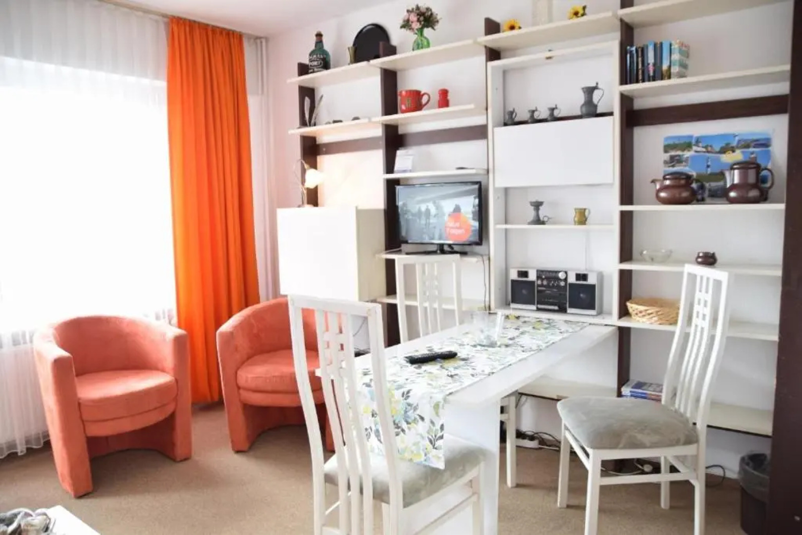 Einfaches 2-Zimmer-Appartement mit Balkon.