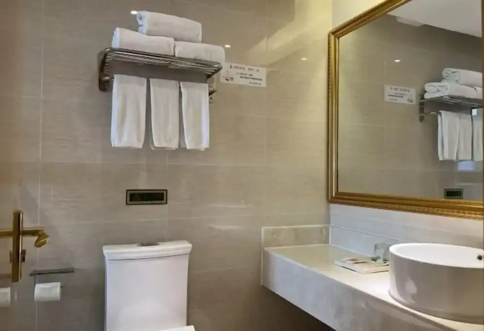 Vienna Hotel (Lingshan Liufengshan Pedestrian Street)