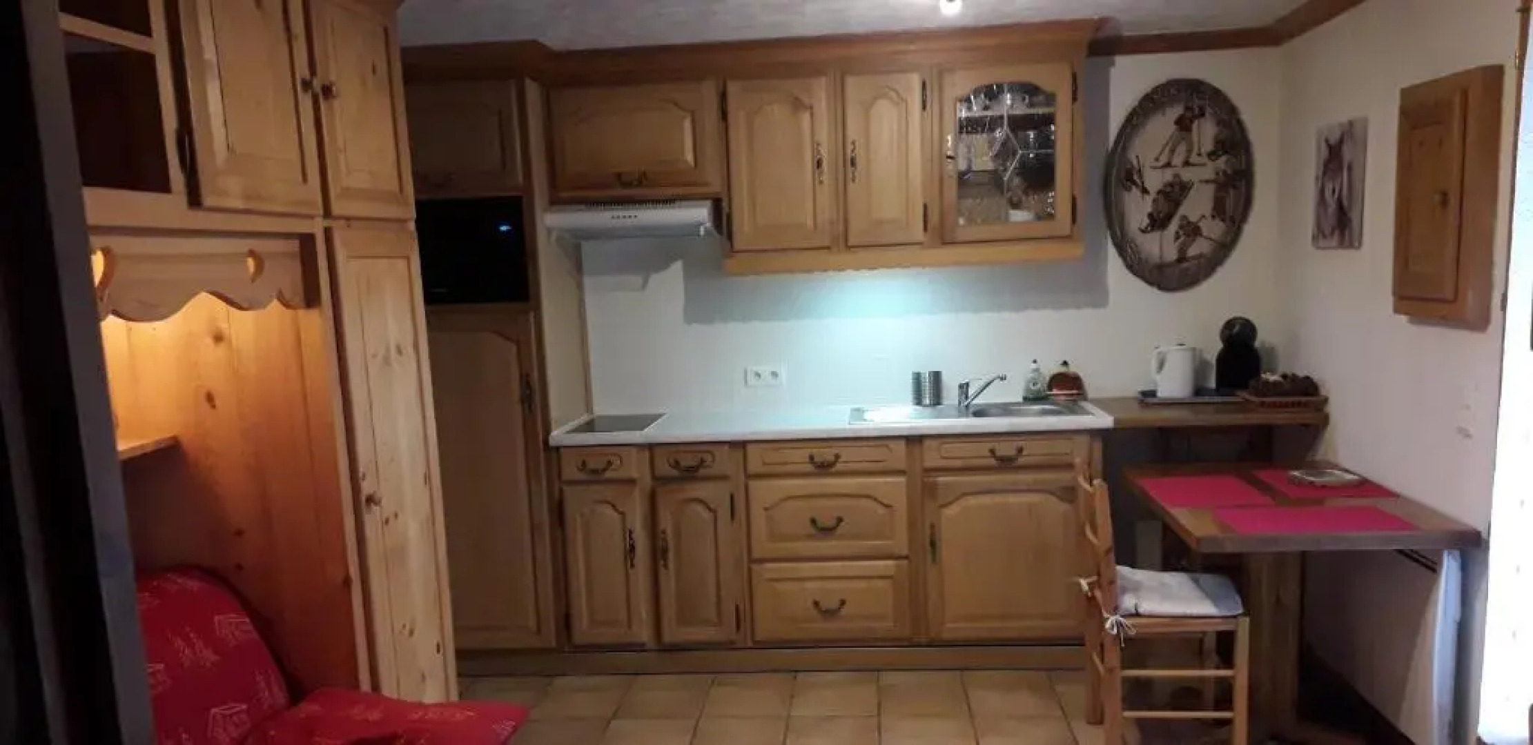 A4 km de Megève très joli studio avec jacuzzi ,vue sur les montagnes au calme