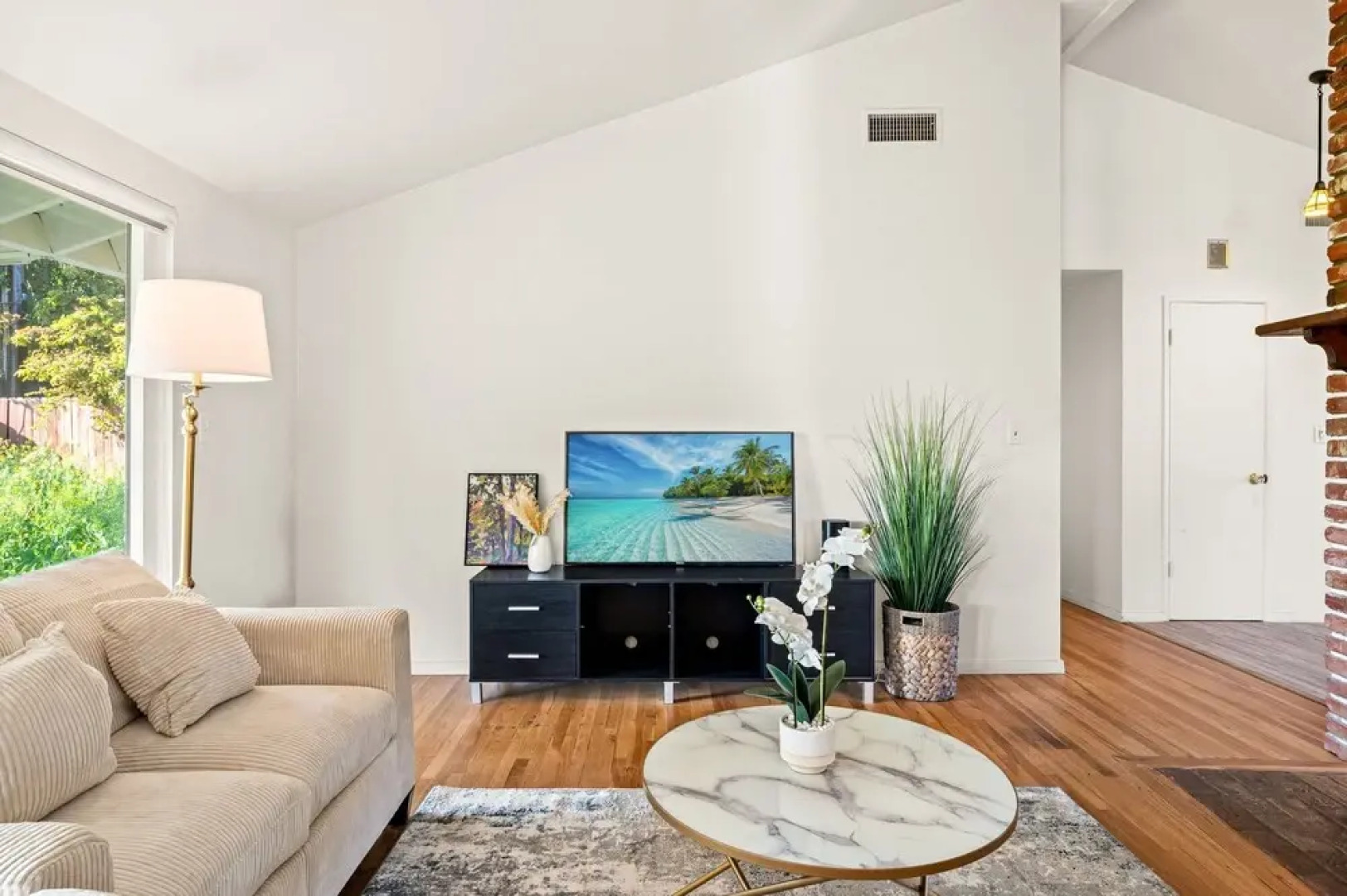 Perfect Family Home With Fireplace Spacious Yard