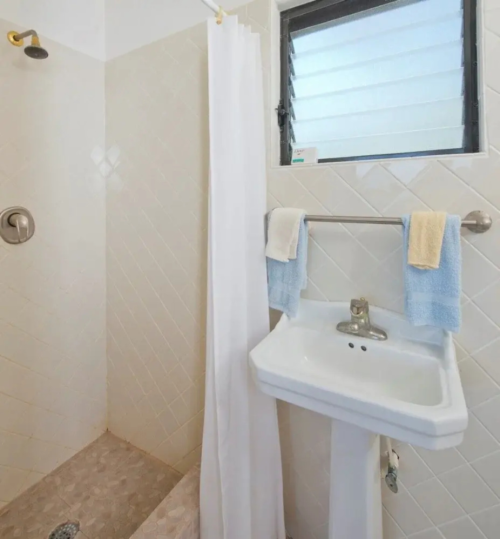 Tropical Hideaway: Charming Cottage Near Pink Sands Beach