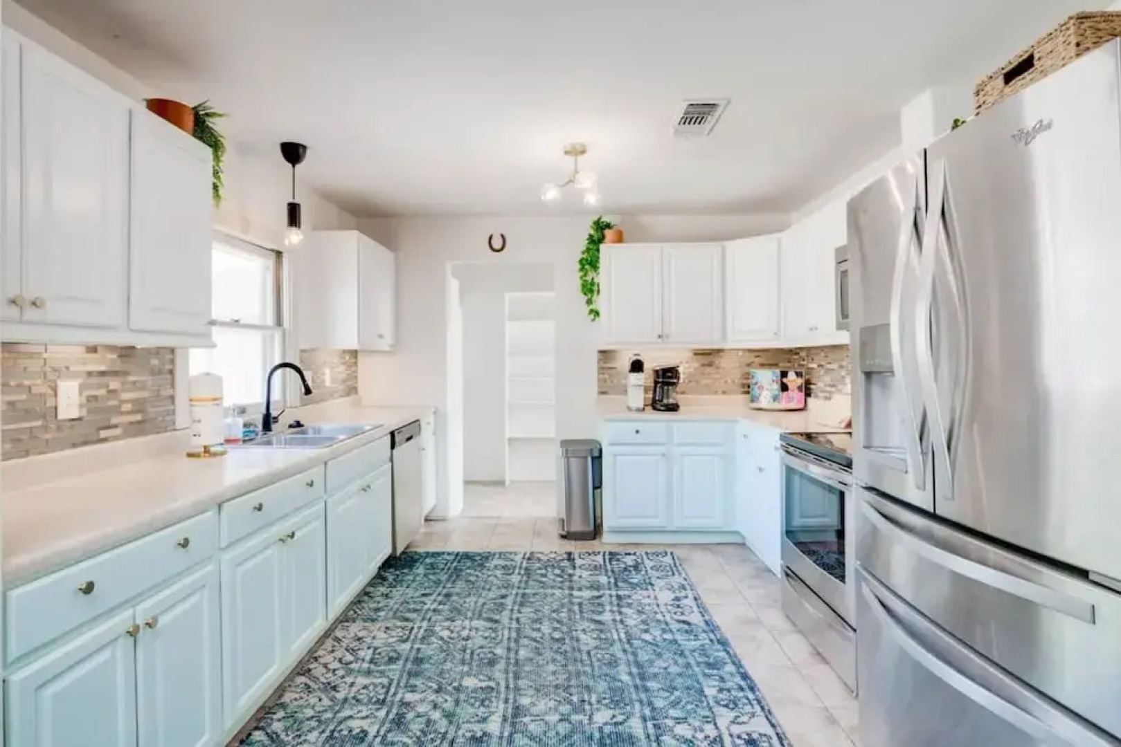 5 2 two Kings hot tub Firepit 16min to Wine Trail Nearby Pickleball Courts Pool